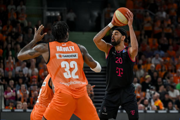 球员频繁倒 球员频繁倒